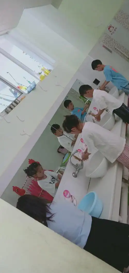 乖娃娃幼儿园朵朵一班开学第一天