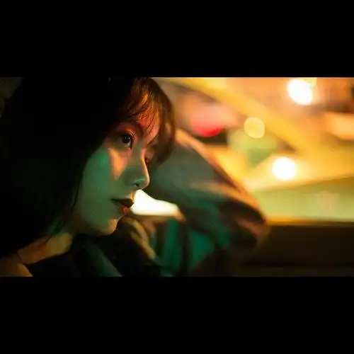 蘑菇sydni的相册-靠车窗的女孩