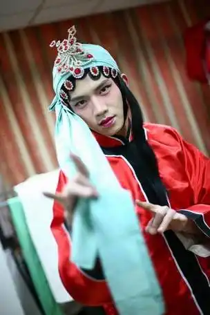 好男型秀巅峰对决 四好男反串扮相"美艳"(图)