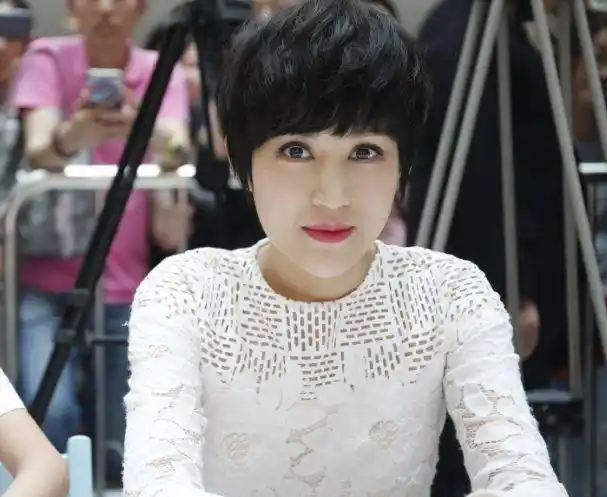 鲍蕾素颜照被疯传,卸妆后被吐槽是"照骗",陆毅的眼光真是个迷_明星