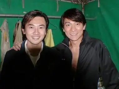 还有人说苏有朋被刘德华包养了,也有人说他其实是个gay