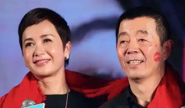 主持人2009年,在都市爱情喜剧爱情公寓中凭借饰演曾小贤一角受到关注