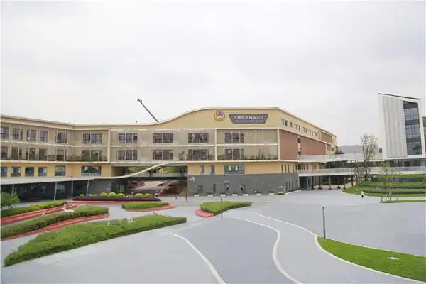 成都蒙彼利埃小学多边教室展风采开放空间创无限可能