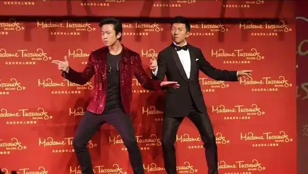 蜡像揭幕仪式,被丑到无语尬笑,却强调和她"一模一样"|大s|邓超|黄晓明