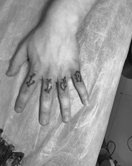 手指花体字纹身图片