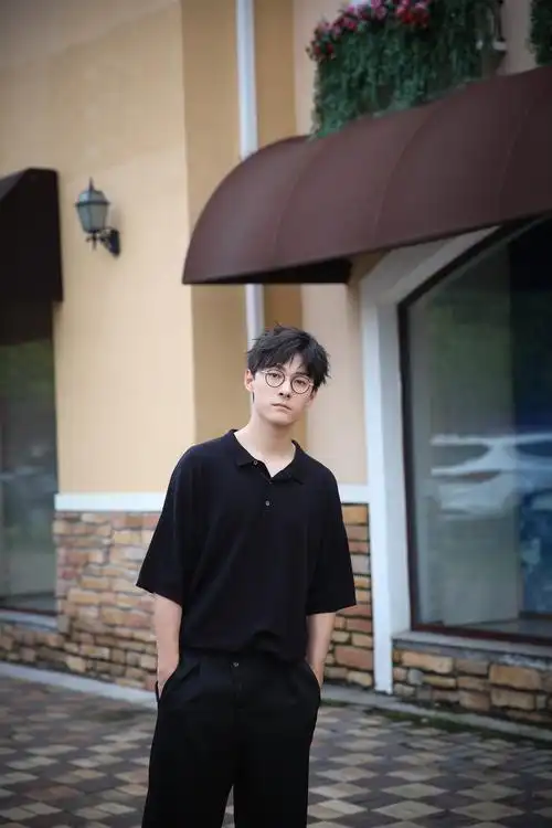 张雨剑《资深少女的初恋》顺利杀青 随性慵懒街拍曝光