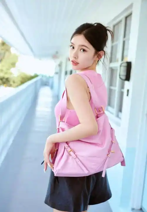 大家好,今天要给大家介绍一位非常可爱的女明星——林允!