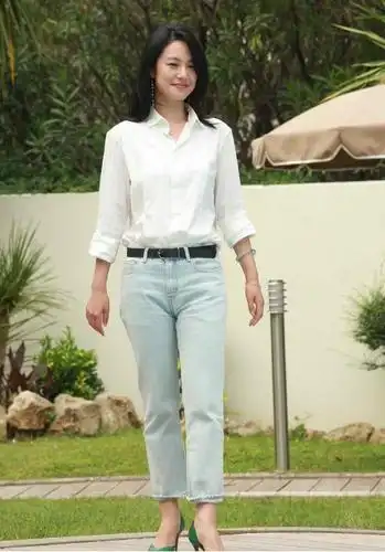 周韵的风雅真是一目了然,穿身简约白衬衫,却有一种气场感