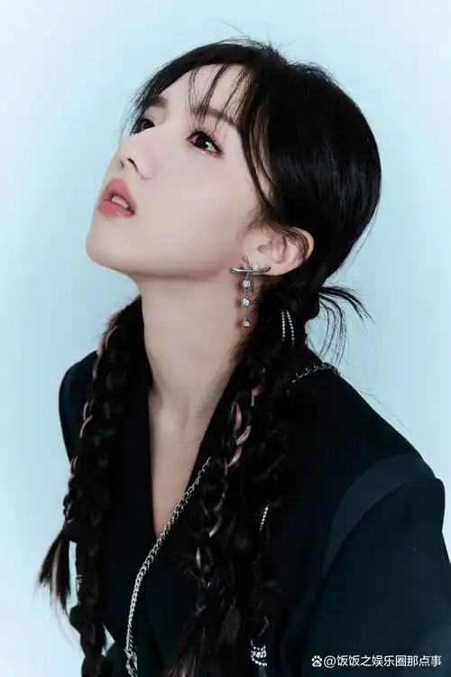 苏晓彤的黑色西装短裙,你喜欢吗?