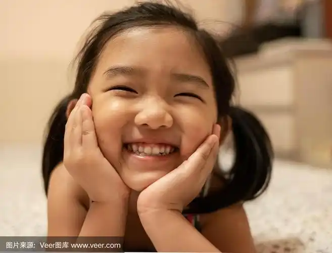 笑的小女孩