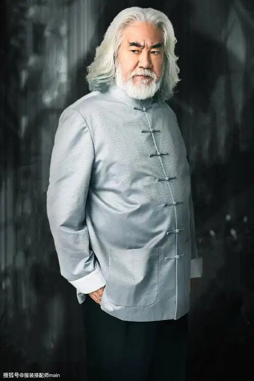 张纪中携小31岁娇妻现身,古风打扮像大侠,妻子素色穿搭气质脱俗