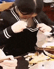 搞笑gif趣图:姑娘,是不是骨头掉衣服里面了,要不我帮你吧!