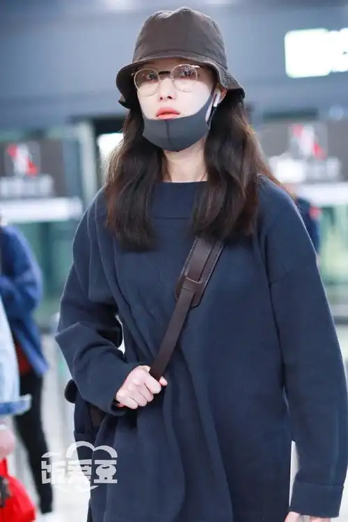 倪妮今日上海机场渔夫帽懒人鞋舒适慵懒的喵总无疑