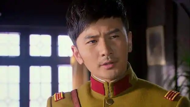 青春烈火:纳兰东去士兵宿舍侦查,却碰上深谷幽兰,谎称去洗澡