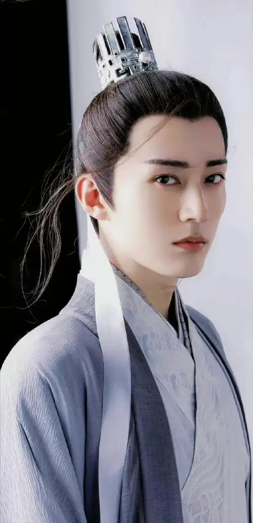 所以杨旭文这是确定被换了刘学义已经拍了定妆造型照片,刘学义的古装