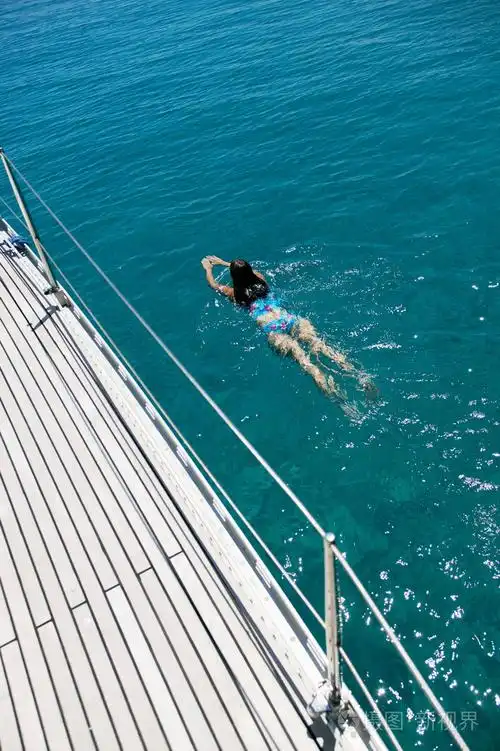 在船旁边游泳的女人照片-正版商用图片0gr6t9-摄图新视界