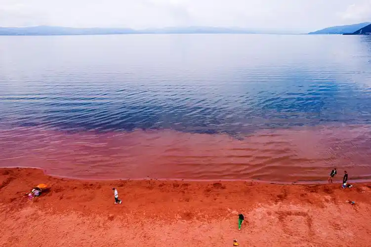 云南抚仙湖之红沙滩 - foblss - 图虫