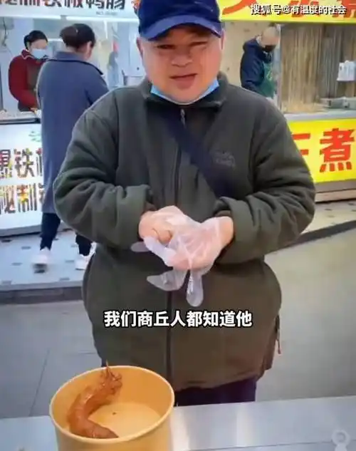 原创河南50岁大爷天天吃霸王餐老板主动递碗成习惯想吃啥随便拿