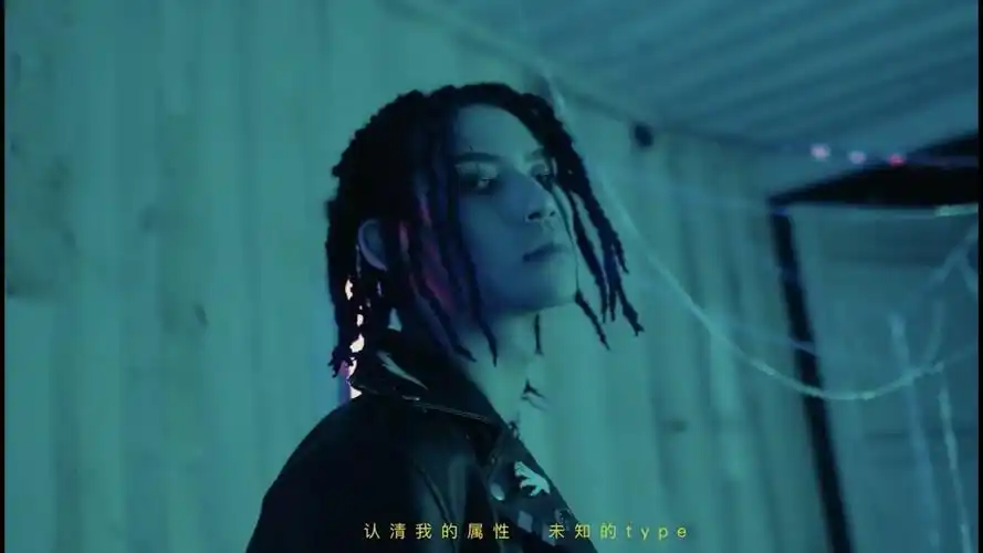 小鬼王琳凯《ready now》新歌mv,这脏辫造型可谓酷炫狂拽