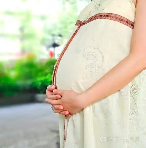 怀孕的女人照片-正版商用图片0b8ua3-摄图新视界