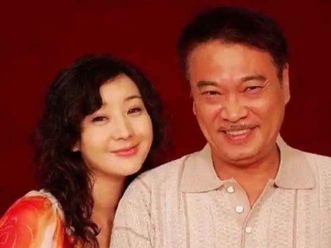 黄金配角吴孟达三任妻子5个孩子晚年搏命赚钱养家