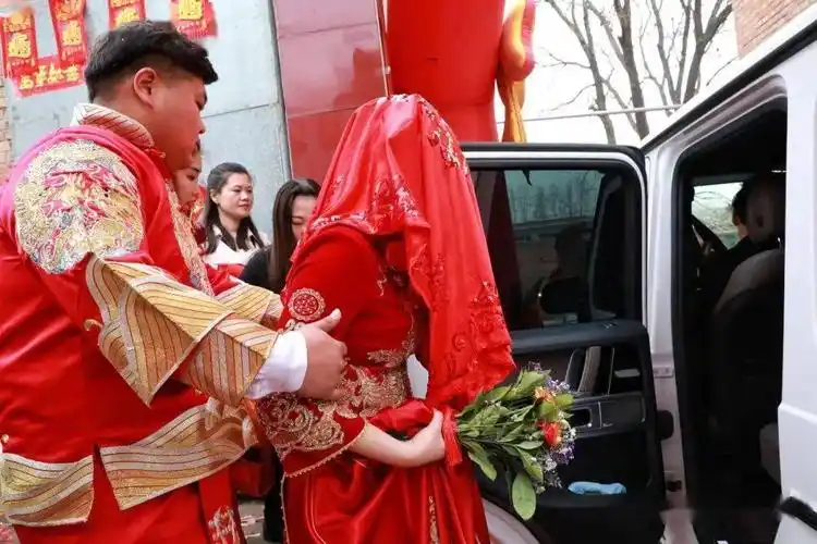 迎亲现场为婚礼忙碌的伴娘们运嫁妆迎亲的车队新娘子娶走了,几个老街