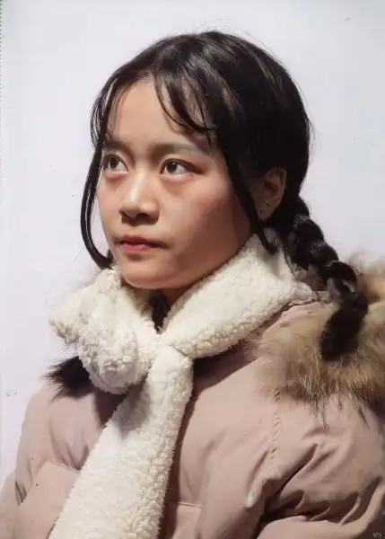 女青年高清照片素描素材29张