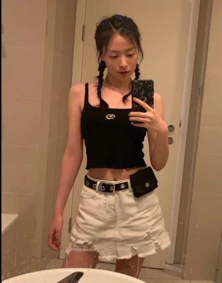 苏梦迪的胸有多大?苏梦迪大长腿自拍美照酥胸盈盈一握