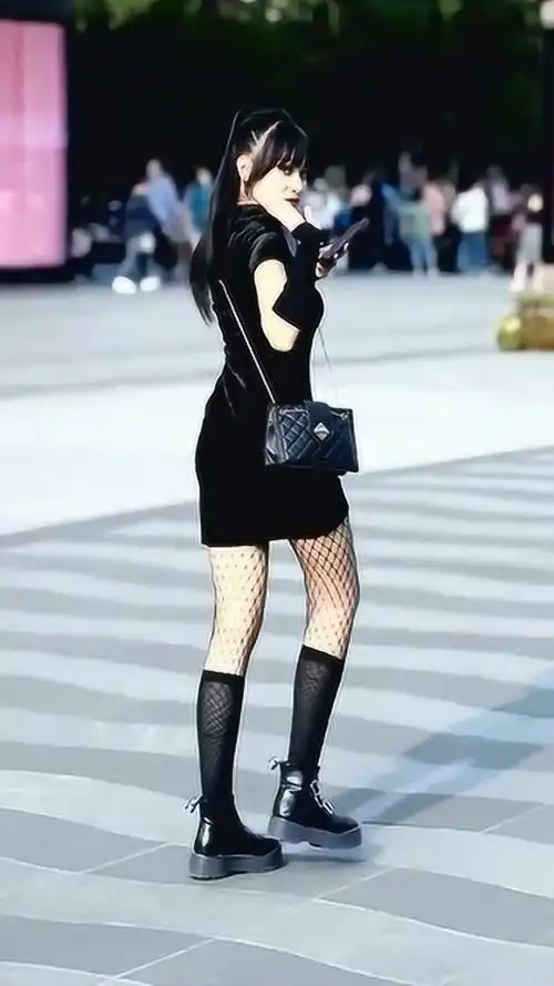 暗黑系旗袍搭渔网袜,别具一格的穿搭,你怎么看?