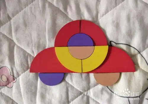 小半圆做火焰的飞碟用幼儿积木怎么拼?