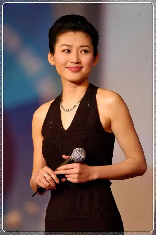 王小丫生图曝光,51岁披肩 卷发清丽高雅,这气质20岁姑娘比不了