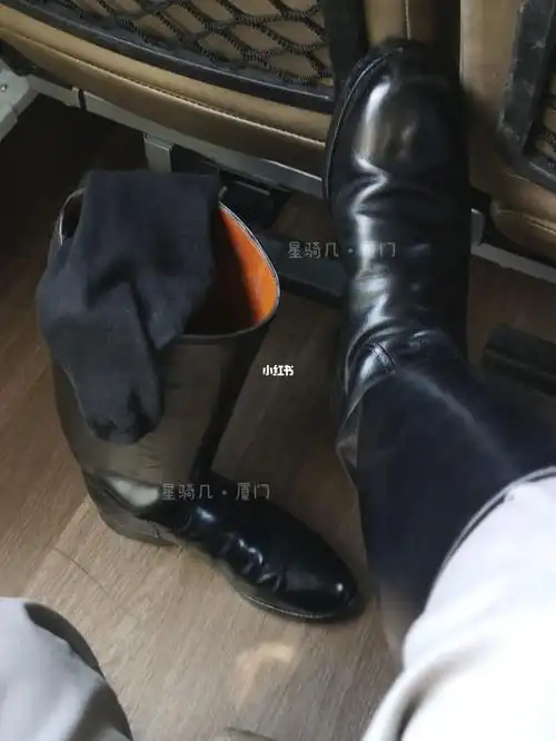 马靴黑袜和大巴