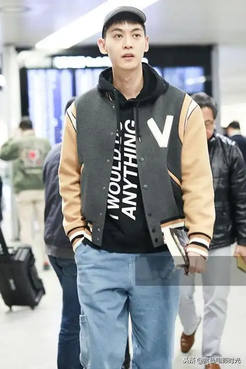 唐晓天穿拼色棒球夹克配牛仔裤现身 打扮运动休闲大长腿抢眼