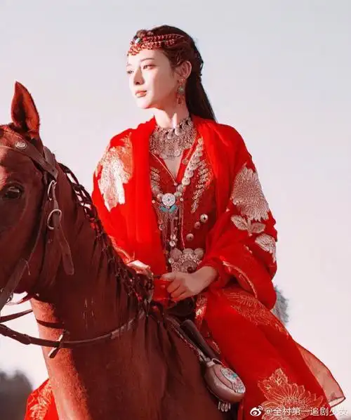 直接梦回东宫!九公主一袭红衣又美又飒!依旧明艳肆意!