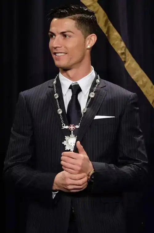 当c罗穿上西装,简直是帅得一塌糊涂