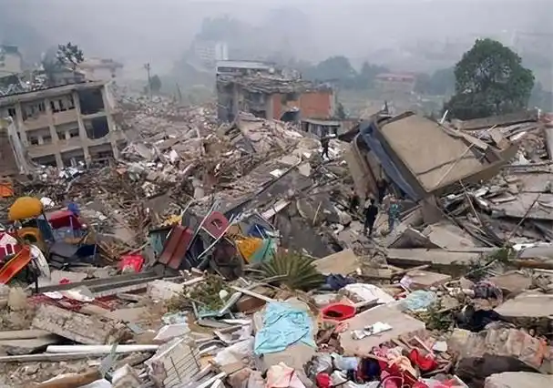 他也是一名老师,但在2008年四川都江堰光亚学校发生地震时,范美忠