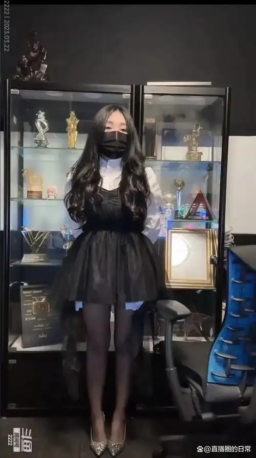 小团团罕见打开摄像头!黑丝高跟鞋上镜!并直播签名2500张照片!