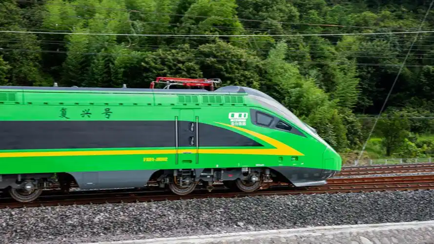 绿巨人复兴号驰骋金台铁路