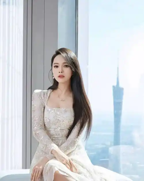 55岁伊能静被曝怀三胎后晒近况,身材发福显臃肿穿吊带裙勒出赘肉_秦昊