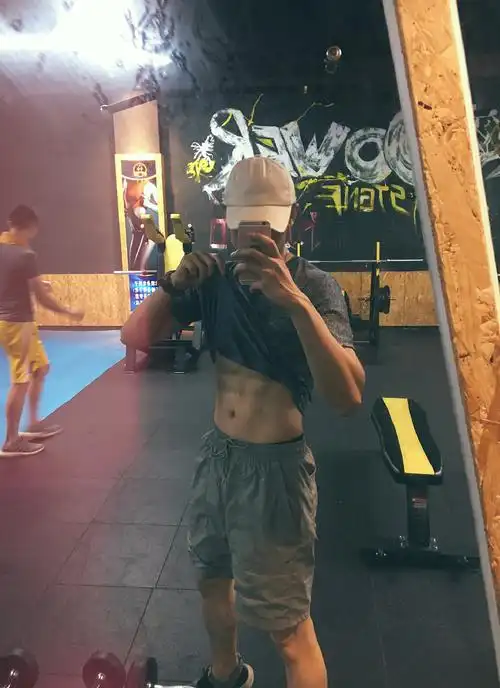 其实这不是作品,普通自拍没啥技术含量 不过……腹肌是艺术品啊