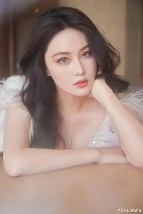 张馨予羽毛钉珠连衣裙#一抹白色鎏金羽毛裙,优雅且迷人,谁懂这组照