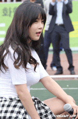 搞笑gif妹子话筒放哪了这是你这是在主持什么节目呢