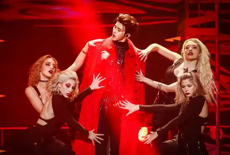 蔡徐坤舞台造型有点酷还披大衣撑气场没他的身高都不敢这么穿