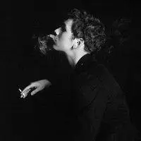 谁有黑白色抽烟颓废男头像_像这样的