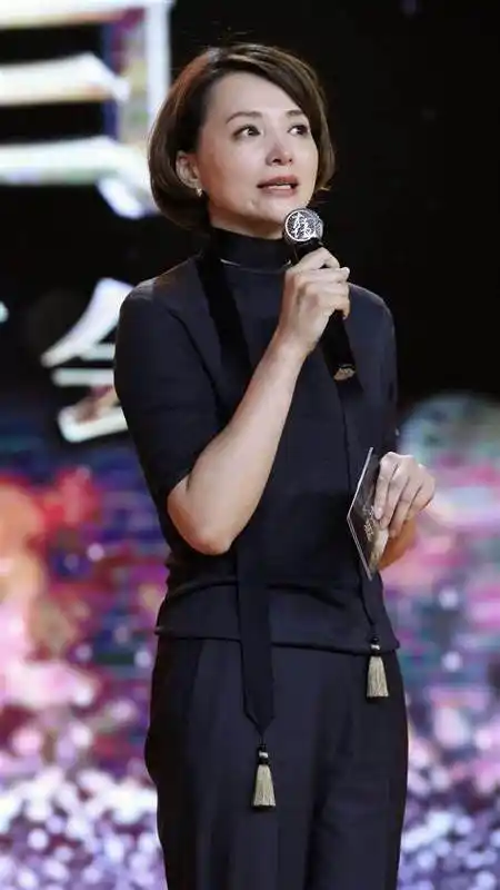 无论时光如何流转,董卿永远是那个我们熟悉的主持人,她的声音和笑容将