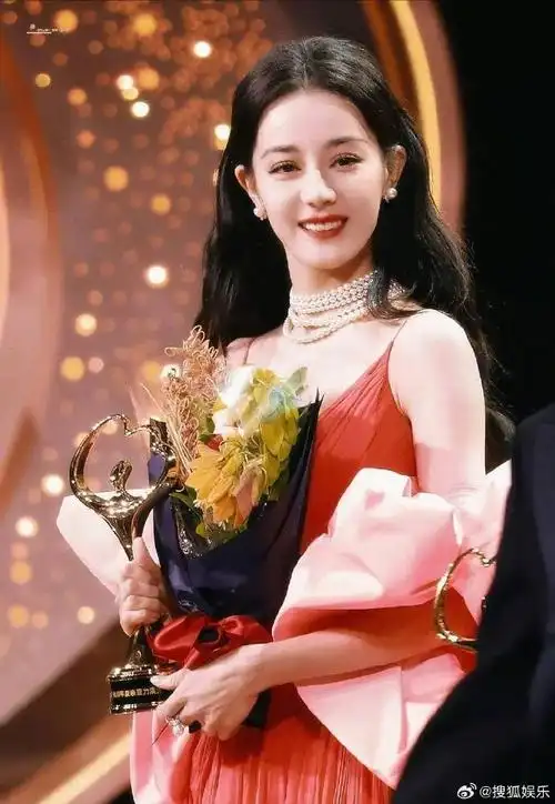 主持人尼格买提叫了娜扎的全名:古力娜扎尔·拜合提亚尔!