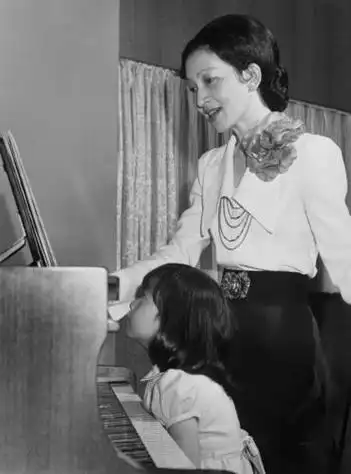 日皇后美智子年轻美照(10p)