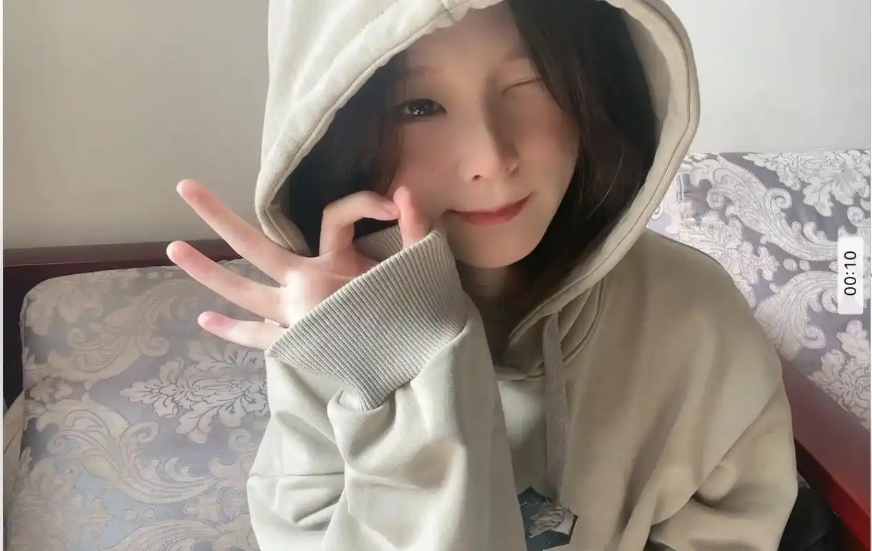 女友锁屏壁纸 #爱心手势 #强行软妹 #甜妹 #纯情女高  - 抖音