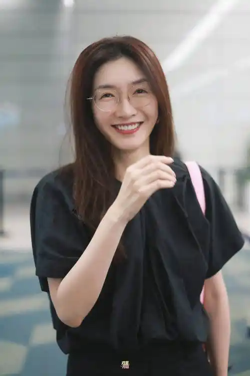 江疏影机场素颜路透,网友直呼:原来高度近视眼镜这么影响颜值!