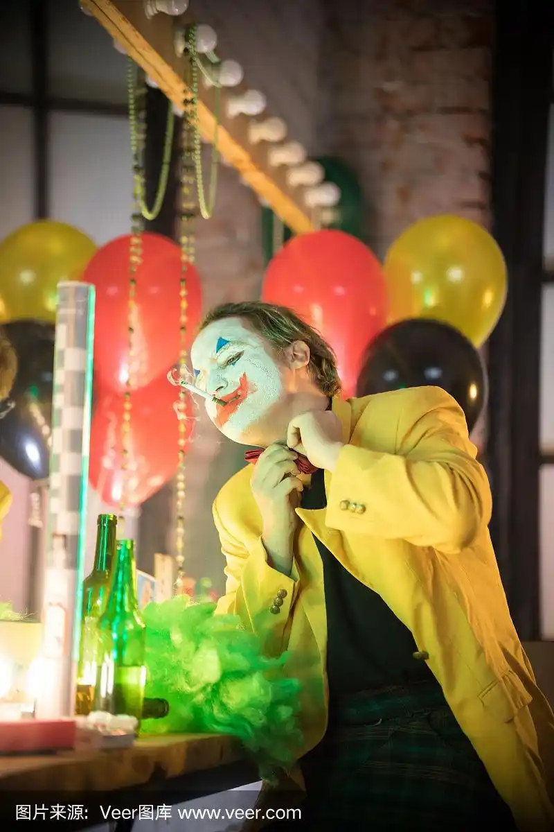 小丑概念——一个穿着黄色夹克,抽着烟,摘下领结的小丑